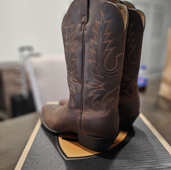 Ladies Distressed Ariat Heritage Cowboy Boots - Picture 6 of 7